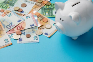 Eine Gruppe von Personen hebt ihre Handys in einem Kreis, um einen Moment oder eine Aktivität zu dokumentieren.