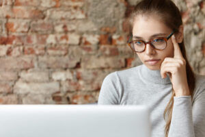 Bild mit einer Lupe, Reagenzglas, Bakterium und DNA Strang