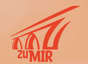 Eine Gruppe von Personen hebt ihre Handys in einem Kreis, um einen Moment oder eine Aktivität zu dokumentieren.